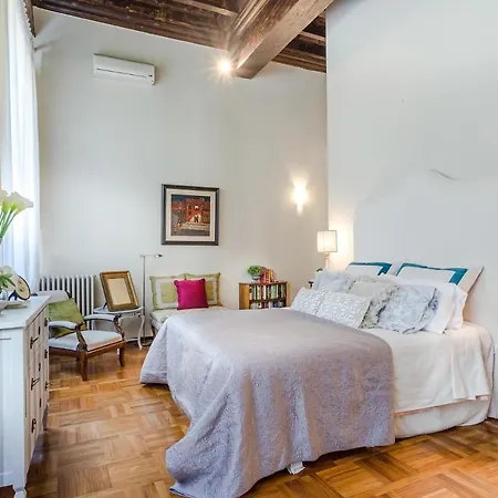 Casa Simonetta, Modern And Antique Ground Floor Inside The Walls Of דירה לוקה